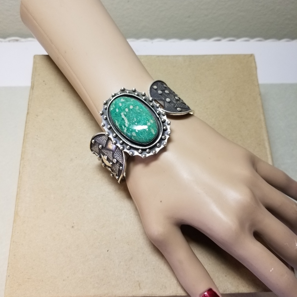 CLASSY BRACELET NWOT